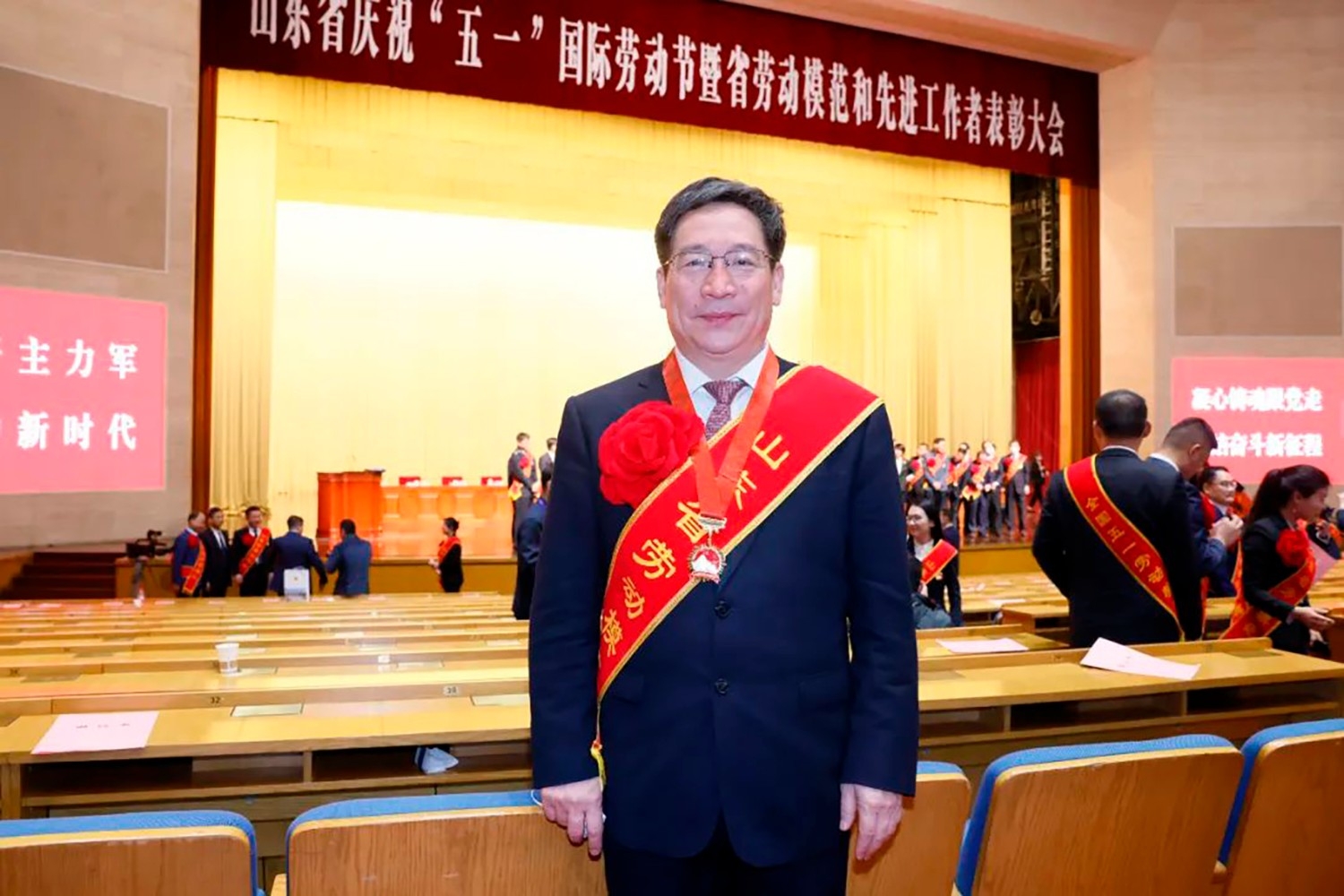 喜報(bào)！李永勝董事長被授予“山東省勞動(dòng)模范”稱號 受省委、省政府表彰 (5)